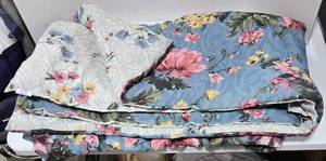 lot 551 image: Nice QueenFull Reversible Quilt.
