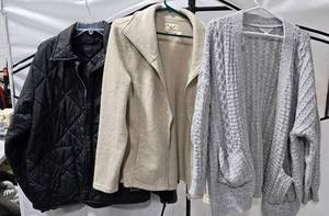 lot 572 image: Womens Size XLG SweaterJackets