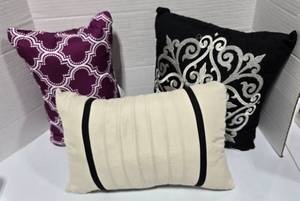 lot 635 image: Set of 3 Decorative Throw Pillows
