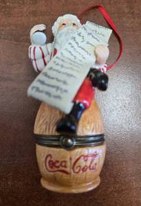 lot 649 image: Coca-Cola Santa Claus Hinged Porcelain Trinket Box Ornament 1999