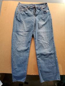 lot 27738 image: Womens Light Wash Straight Leg Denim Jeans Size 14 - Retail $15