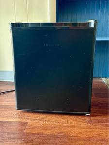 lot 118 image: Hisense Compact Refrigerator