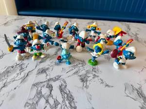 lot 125 image: Vintage Smurf Collectible Figurines