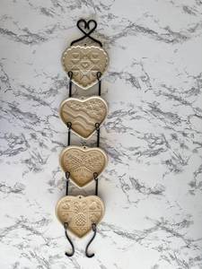 lot 136 image: Vintage Pampered Chef 4-Piece Stoneware Cookie Molds with Display Hanger