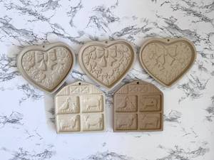lot 137 image: Vintage Pampered Chef Stoneware Cookie Molds, Set of 5