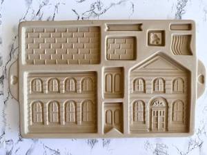 lot 138 image: Vintage Pampered Chef Family Heritage Stoneware Gingerbread House Cookie Mold