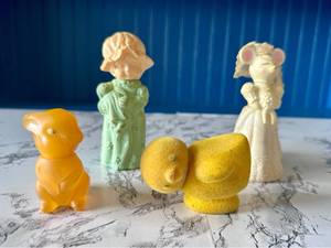 lot 170 image: Vintage Avon Perfume Figurines