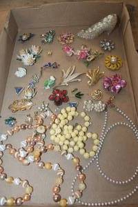 lot 1371 image: Vintage Jewelry, Brooches and More