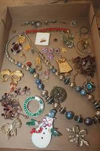 lot 1372 image: Vintage Jewelry, Brooches and More