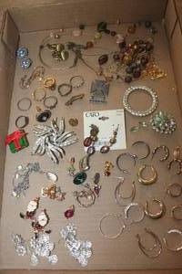 lot 1373 image: Vintage Jewelry, Rings Brooches & More