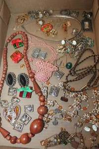 lot 1374 image: Vintage Jewelry Necklaces and More