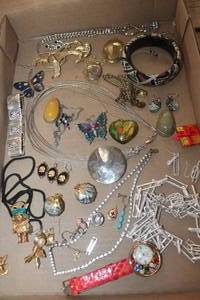 lot 1375 image: Vintage Jewelry and More