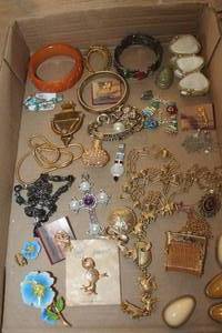 lot 1376 image: Vintage Jewelry and More
