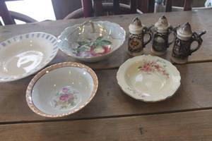 lot 1382 image: Made in Japan Wichita KS S&P Shakers & More
