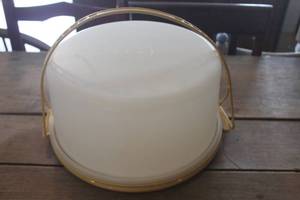 lot 1384 image: Vtg. Tupperware Cake Taker