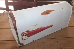 lot 1399 image: Vtg. Metal White Mail Box