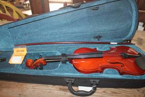lot 1400 image: Violin wBow needs repaired in Carrying Case