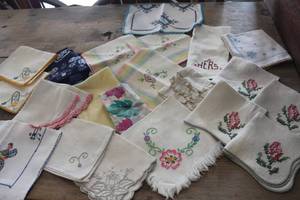 lot 1403 image: Vintage Embroidered Napkins & More