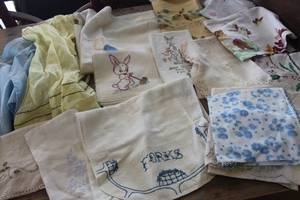 lot 1407 image: Vintage Aprons and More Linens