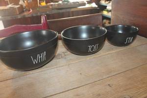 lot 1409 image: Rae Dunn Nesting Bowl Set