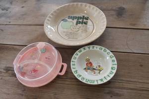 lot 1411 image: Vtg. Pie Plate and Childrens Dishes