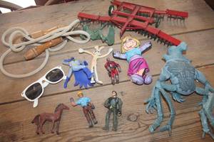 lot 1425 image: Vintage Toy Action Figures and More