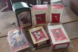 lot 1438 image: IOB Vtg. Hallmark Santa Ornaments