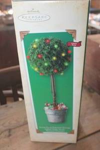 lot 1443 image: IOB Vtg. Hallmark Sugar Plum Tabletop Topiary