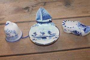 lot 1457 image: Vtg. Made in Holland Ash Tray and More