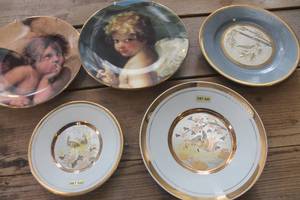 lot 1461 image: Vtg. 24KT Gold Dcor Plates and More