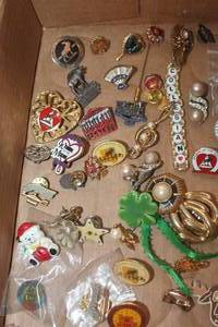 lot 1465 image: Flat of Vintage Jewelry