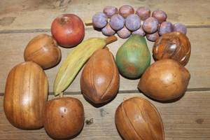 lot 1486 image: Vintage Wood Carved Fruit