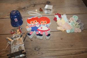 lot 1492 image: Vintage Raggedy Ann & Andy Radio untested & More