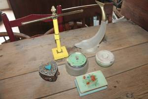 lot 1494 image: Vintage Dresser Trinket Boxes & More