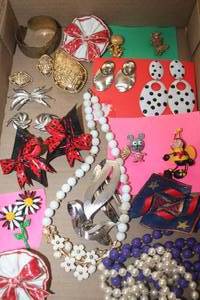 lot 1497 image: Flat of Vintage Jewelry