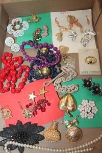 lot 1498 image: Flat of Vintage Jewelry