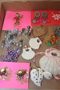 lot 1499 image: Flat of Vintage Jewelry