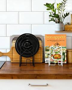 lot 25939 image: SUNFICON Cutting Board Rack Chopping Board Organizer Stand Holder Kitchen Countertop Pots Pan Lids Rack Organizer Flat Steel 4.92 x 5.7 x 8.47 in. Black - Retail $15