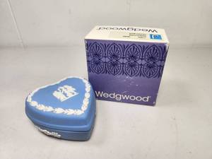 lot 85 image: Wedgwood Blue Jasperware Miniature Heart Box