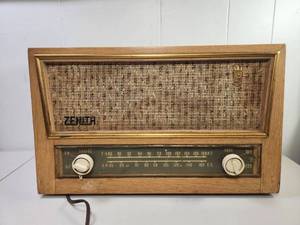 lot 98 image: Zenith AMFM Tube Radio Model S-42505 Works