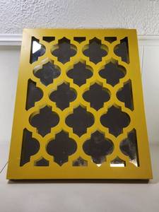lot 147 image: Yellow Quatrefoil Decorative Wall Mirror