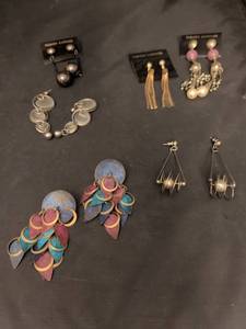 lot 4 image: Mixed Costume Jewelry Collection