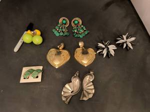 lot 8 image: Mixed Fashion Earrings Collection Lot