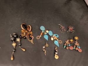 lot 9 image: Mixed Earring Collection