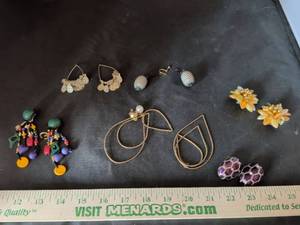 lot 25 image: Mixed Lot of 5 Pairs of Fashion Earrings
