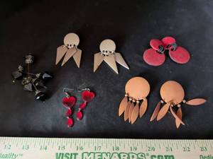 lot 27 image: Mixed Fashion Earrings Collection - 5 Pairs