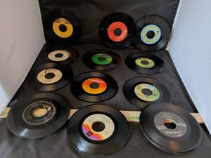 lot 45 image: Collection of 45 RPM Vinyl Singles - Various Artists Including Johnny Cash, Leo Sayer, The Seeds & More