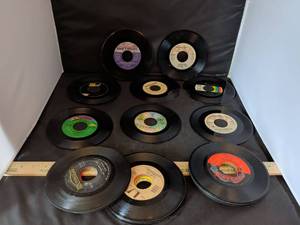 lot 46 image: Mixed Lot of 45 RPM Vinyl Singles - Diana Ross, Bellamy Brothers, Carpenters & More