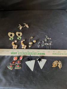 lot 73 image: Mixed Fashion Earrings Lot of 8 Pairs