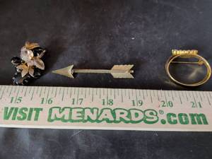 lot 75 image: Gold-Tone Brooch and Ring Jewelry Lot